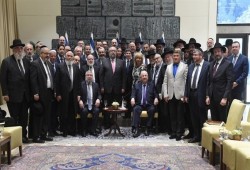 رئيس "مؤتمر حاخامات أوروبا" يحرّض على المسلمين في أوروبا ووزير داخلية فرنسا يتوعد بالحرب