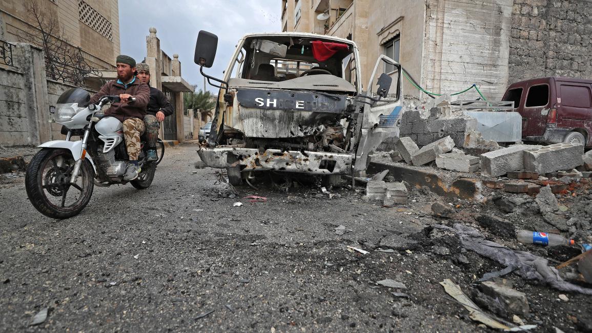 غارات روسية وقصف مدفعي للنظام على إدلب ومقتل طفلة سورية