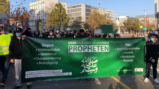 عشرات المسلمين بـ"هامبورج" الألمانية يتظاهرون ضد الرسوم المسيئة