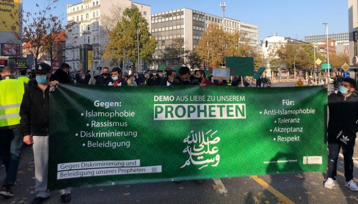 عشرات المسلمين بـ"هامبورج" الألمانية يتظاهرون ضد الرسوم المسيئة