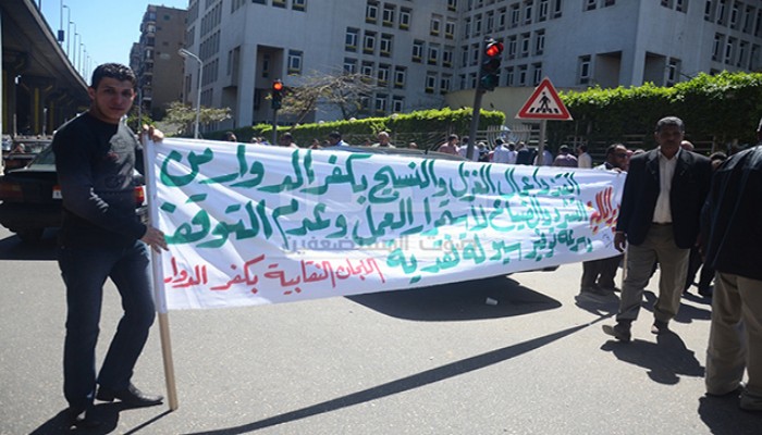 عمال "كفر الدوار" يواصلون الاعتصام احتجاجاً على هدم مصنعهم وتشريدهم