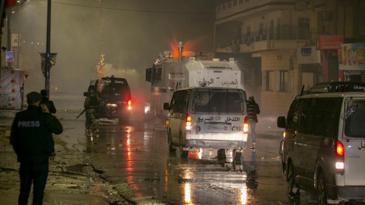 رئيس الحكومة التونسية يصف التحركات الليلية بأنها "غير بريئة"