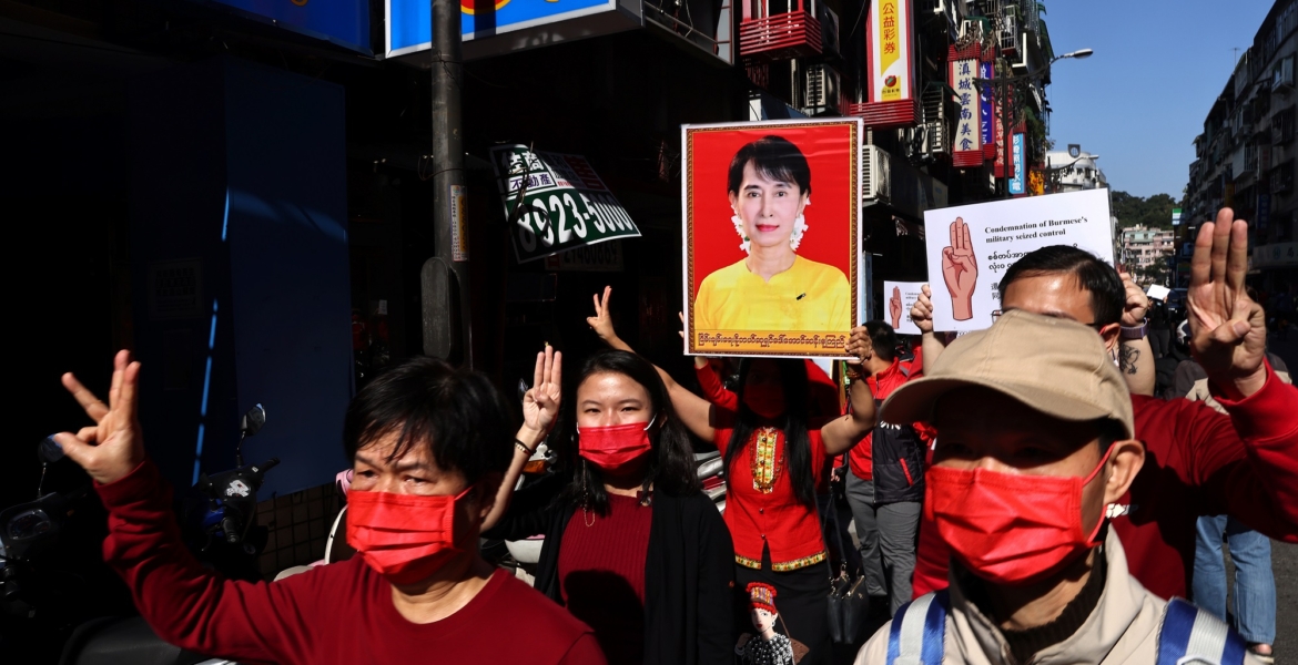 احتجاجات ميانمار ضد الانقلاب تتوسع.. والعسكر يحجبون الإنترنت