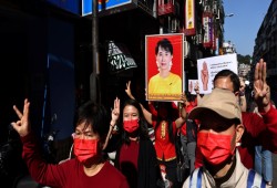 احتجاجات ميانمار ضد الانقلاب تتوسع.. والعسكر يحجبون الإنترنت