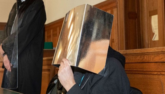 بعد حجز قضيته للحكم.. جاسوس السيسي بمكتب "ميركل" يتبرأ من مصريته