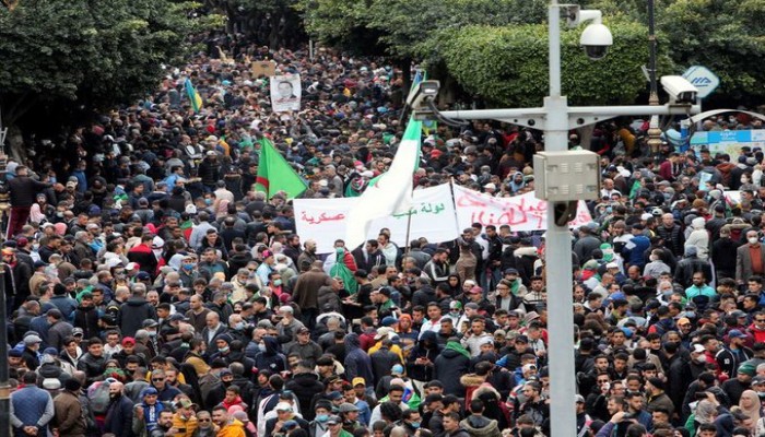 "لو فيجارو": الحراك الجزائري يعود للشوارع بإصرار أكبر على التغيير