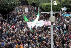 "لو فيجارو": الحراك الجزائري يعود للشوارع بإصرار أكبر على التغيير
