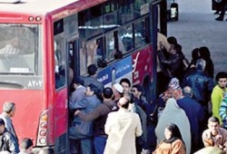 نشطاء يسخرون من تكريم "كمساري" حصَّل تذكرة من طفل