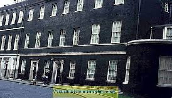 "صندي تايمز": أسماء الأسد تواجه الاتهام بجرائم حرب في بريطانيا