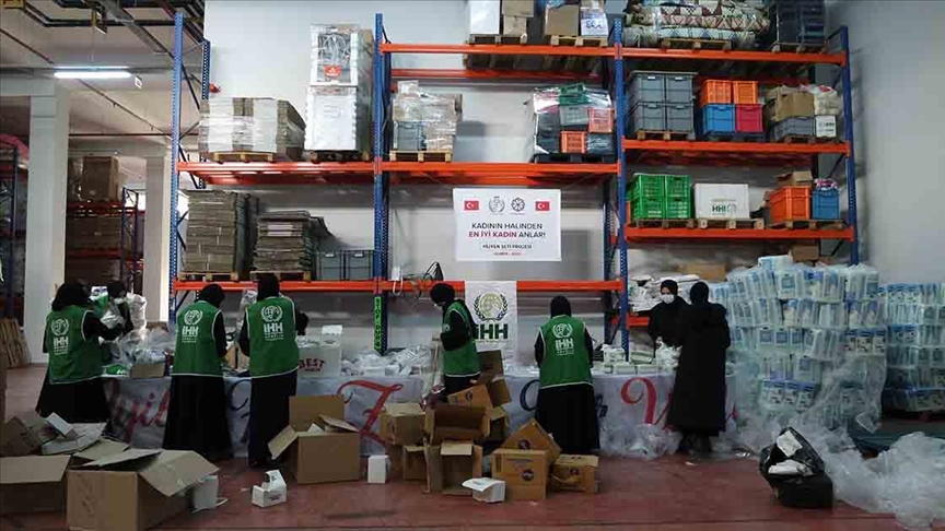 سيدّات تركيّات يتَطَوّعن لمساعدة سوريّات في المخيمات