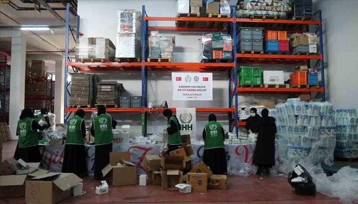 سيدّات تركيّات يتَطَوّعن لمساعدة سوريّات في المخيمات