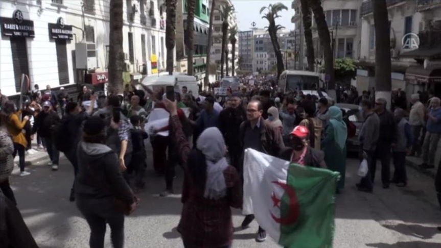 الجزائر.. مسيرات شعبية تطالب بتغيير النظام السياسي