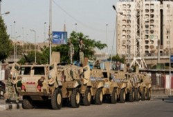 دراسة لمعهد “كارنيجي”: السيسي يواجه خطر الرحيل رغم شرائه ولاء الجيش