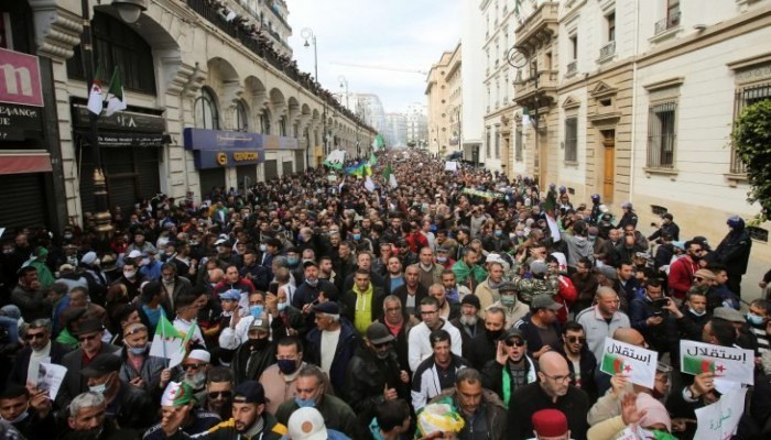 الجزائر.. مئات المنظمات والناشطين يوقّعون عريضة ضد "تجريم الحراك"