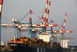 عمال ميناء بإيطاليا يرفضون تحميل سفينة أسلحة للكيان الصهيوني