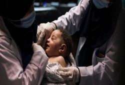 "إندبندنت" تتحدث عن معجزة خروج رضيع حيا من مجزرة الشاطئ بغزة