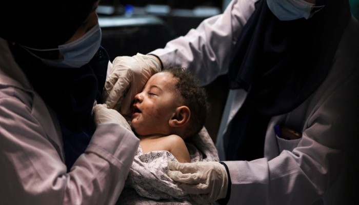 "إندبندنت" تتحدث عن معجزة خروج رضيع حيا من مجزرة الشاطئ بغزة