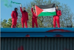 مؤيدو فلسطين يعطلون مصنعا للمسيّرات يمتلكه الصهاينة ببريطانيا