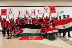 جماهير النادي الأهلي ترفع علم فلسطين قبل لقاء السوبر الإفريقي بالدوحة