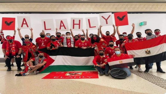 جماهير النادي الأهلي ترفع علم فلسطين قبل لقاء السوبر الإفريقي بالدوحة