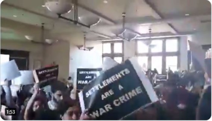 نشطاء يشيدون باحتجاج طلاب "هارفارد" على حضور السفير الصهيوني