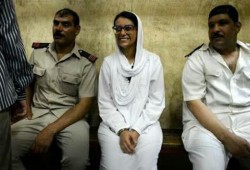 "نساء ضد الانقلاب" تطالب بالإفراج عن ماهينور المصرى