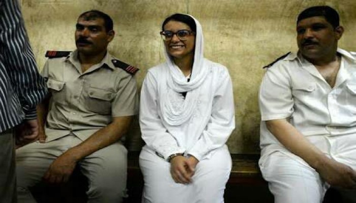 "نساء ضد الانقلاب" تطالب بالإفراج عن ماهينور المصرى