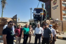 تعليق توك توك على باب مدينة الشروق ليكون عبرة.. ونشطاء يسخرون