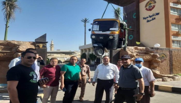 تعليق توك توك على باب مدينة الشروق ليكون عبرة.. ونشطاء يسخرون