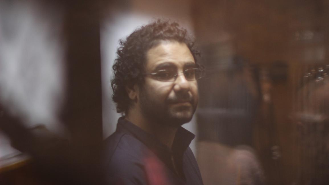 علاء عبد الفتاح يواجه قضاة الانقلاب: استقيلوا أو تنحوا