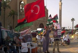 ليبيون يرفعون العلم التركي عاليا ردا على اعتداء أنصار حفتر