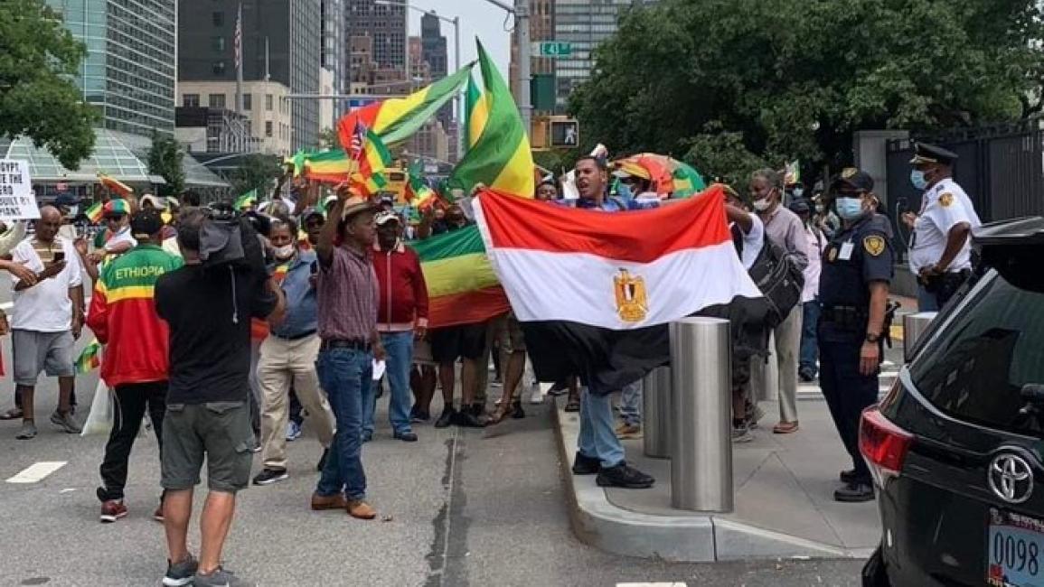 متظاهر يرفع علم مصر وحيداً أمام مجلس الأمن واختفاء مؤيدي الانقلاب