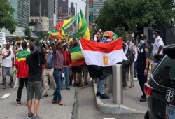 متظاهر يرفع علم مصر وحيداً أمام مجلس الأمن واختفاء مؤيدي الانقلاب