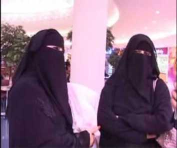 لا أطيق إقامة شقيقة زوجي معنا.. ما الحل؟