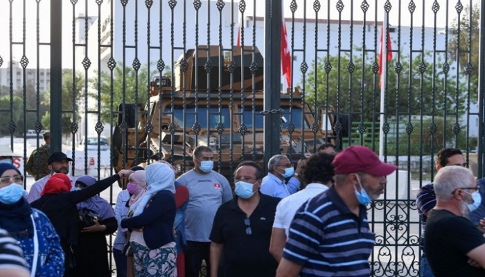 الشعب التونسي ينزل إلى الشارع.. وكتل سياسية ترفض الانقلاب