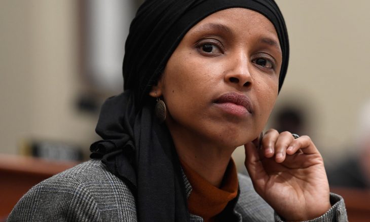 إلهان عمر تطالب بتجميد المساعدات الأمريكية لتونس إذا لم يتراجع سعيّد عن انقلابه