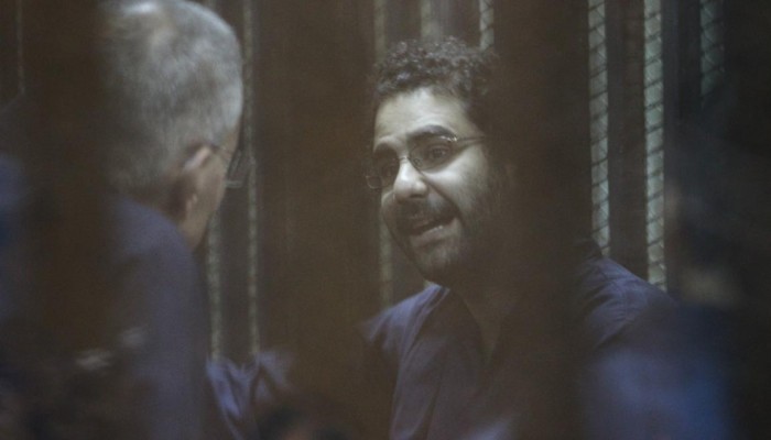 علاء عبدالفتاح يدلي بشهادته حول الانتهاكات داخل سجون الانقلاب: أنا عايش مع الموت