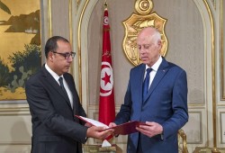 رئيس الوزراء التونسي تعرض للضرب داخل القصر ليلة الانقلاب