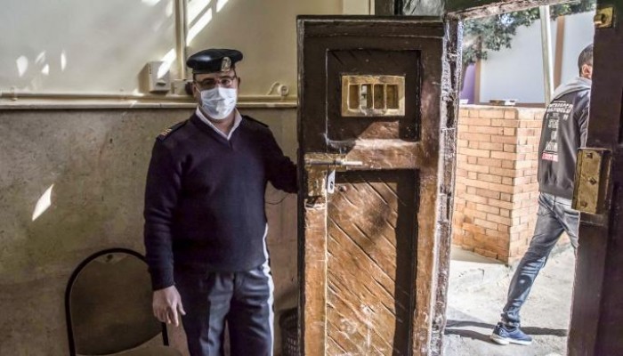 تعذيب أهالي سجناء جمصة.. نساء وأطفال يسيرون حفاة على الرمال