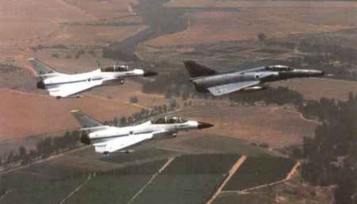 طائرات العدو الصهيوني تقصف أهدافًا جنوبي لبنان فجر اليوم