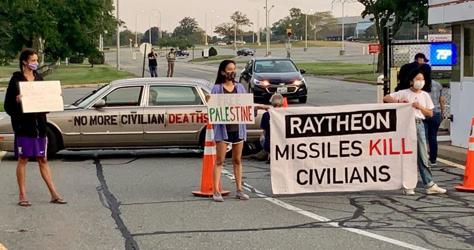 أمريكيون يغلقون مداخل شركة تصدر الأسلحة للكيان الصهيوني