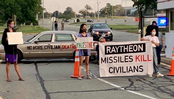 أمريكيون يغلقون مداخل شركة تصدر الأسلحة للكيان الصهيوني