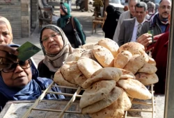 قائد الانقلاب لن يتراجع عن زيادة سعر الخبز ويقول: منظومة لا بد من تعديلها