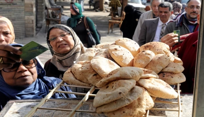 قائد الانقلاب لن يتراجع عن زيادة سعر الخبز ويقول: منظومة لا بد من تعديلها