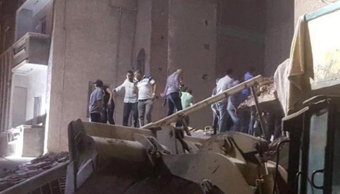 ارتفاع عدد ضحايا انهيار عقار دمنهورإلى 5 أشخاص.. وإخلاء 3 منازل