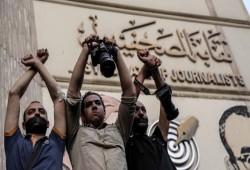 إخلاء سبيل الصحفي عبد الله جمعة وتجديد حبس خالد غنيم