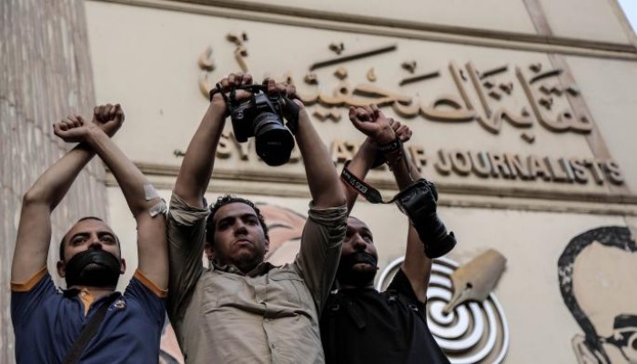 إخلاء سبيل الصحفي عبد الله جمعة وتجديد حبس خالد غنيم