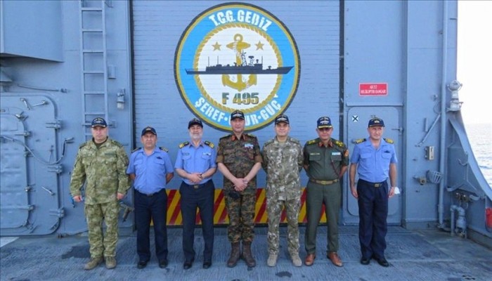 رئيس الأركان الليبي يزور فرقاطة تركية قبالة سواحل بلاده