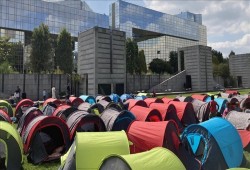 فرنسا.. انعدام المسكن والدواء يجبر مهاجرين على افتراش حديقة