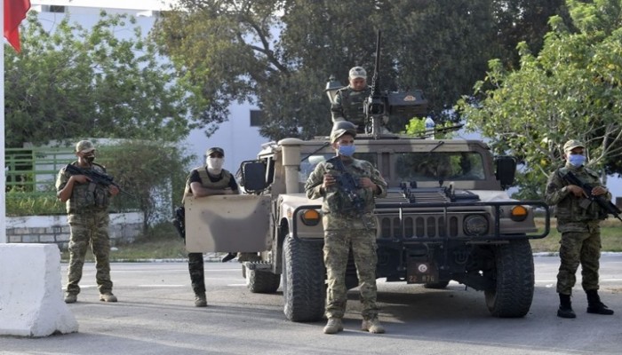 كاتب تونسي يحذر من تداعيات إقحام سعيّد للجيش بالسياسة